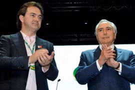 Tổng thống Brazil Michel Temer (phải) sẽ kiện cựu Chủ tịch Tập đoàn JBS Joesley Batista (trái). (Nguồn: EPA/TTXVN)