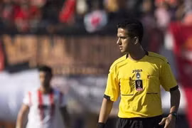 Trọng tài người Indonesia Thoriq Munir Alkatiri điều khiển trận Lào-Việt Nam. (Nguồn: indosport)