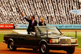 Thủ tướng Hun Sen và Chủ tịch Quốc hội Heng Samrin chào mừng các đại biểu dự lễ kỷ niệm. (Ảnh: TTXVN)