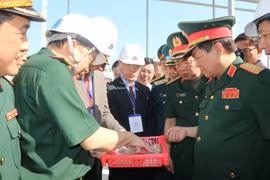 Bộ trưởng Bộ Quốc phòng Ngô Xuân Lịch kiểm tra tại khu vực xử lý đất đá nhiễm dioxin tại sân bay Biên Hòa. (Ảnh: Sỹ Tuyên/TTXVN)