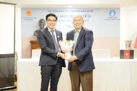 Đại sứ Nguyễn Vũ Tú (phải) chức mừng tân chủ tịch hội Sinh viên Việt Nam tại Hàn Quốc. (Ảnh: Trần Phương/Vietnam+)
