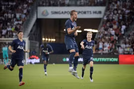 Kane lập siêu phẩm từ giữa sân, Tottenham thắng kịch tính Juventus
