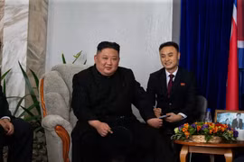 Nhà lãnh đạo Triều Tiên Kim Jong-un tại ga biên giới Khasan thuộc vùng Primorye, chặng dừng chân đầu tiên trong hành trình tới thành phố Vladivostok. (Ảnh: AFP/TTXVN)