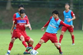 Cầu thủ Tuấn Anh và Công Phượng trong buổi tập. (Ảnh: Quốc Khánh/TTXVN)