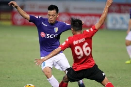 Văn Quyết ghi 1 bàn thắng trong trận Hà Nội thắng Long An 4-0. (Ảnh: Quốc Khánh/TTXVN)