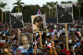Hàng nghìn người dân Cuba tham dự lễ mít tinh tưởng niệm Lãnh tụ kính yêu Fidel Castro ở Santiago de Cuba. AP/TTXVN