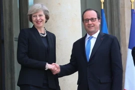 Tổng thống Pháp Francois Hollande và Thủ tướng Anh Theresa May. (Nguồn: Getty Images)