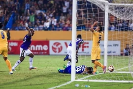 Pha ghi bàn của tiền đạo Hoàng Vũ Samson (Hà Nội FC). (Ảnh: Trọng Đạt/TTXVN)