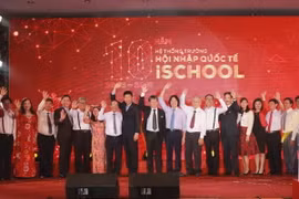 Tập thể Ban lãnh đạo Hệ thống iSchool và các trường.