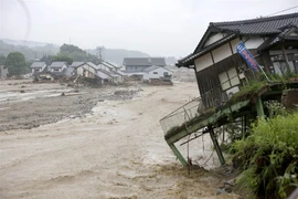 Nhiều ngôi nhà bị sập do mưa lũ. (Nguồn: EPA)