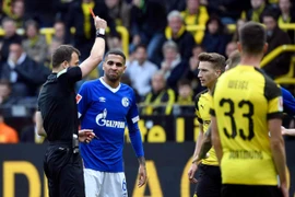 Reus lĩnh thẻ đỏ trực tiếp trong trận thua thảm của Dortmund. (Nguồn: RP Online)