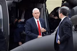 Phó Tổng thống Mỹ Mike Pence đã đến cổng vào khu vực phi quân sự DMZ. (Nguồn: Reuters)