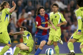 Messi solo qua hàng loạt cầu thủ Getafe trước khi ghi bàn. (Nguồn: SB Nation)
