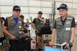 Đội cứu trợ thảm họa Hàn Quốc tại sân bay Incheon trước khi lên đường tới Lào ngày 26/7. (Ảnh: EPA/TTXVN)