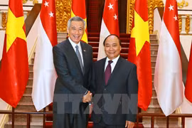 Thủ tướng Nguyễn Xuân Phúc và Thủ tướng nước Cộng hòa Singapore Lý Hiển Long. (Ảnh: Thống Nhất/TTXVN)