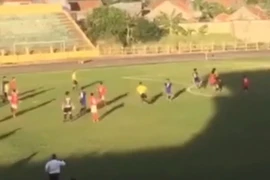 Cầu thủ đánh trọng tài. (Ảnh chụp màn hình)