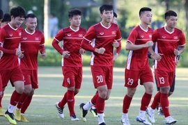 Đội tuyển Việt Nam khởi động trước buổi tập đầu tiên tại Philippines. (Ảnh: Hoàng Linh/TTXVN)