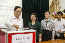 Chủ tịch Ủy ban Trung ương MTTQ Việt Nam Trần Thanh Mẫn cùng cán bộ, nhân viên trong lễ quyên góp. (Ảnh: Nguyễn Dân/TTXVN)