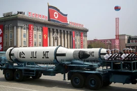 Loại tên lửa mới được Triều Tiên trình làng ở lễ diễu binh. (Nguồn: AP)