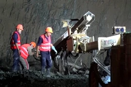 Công nhân đang khoan hầm Cù Mông. (Ảnh: Thế Lập/TTXVN)