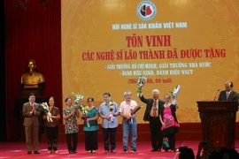 Hội Nghệ sỹ sân khấu Việt Nam tôn vinh các nghệ sỹ lão thành và các tác giả đoạt Giải thưởng Hồ Chí Minh và Giải thưởng Nhà nước. (Ảnh: Huy Hùng/TTXVN)