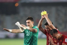 Tuyển Việt Nam cảm ơn người hâm mộ sau trận thua đáng tiếc. (Ảnh: Hoàng Linh/TTXVN)