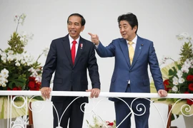 Thủ tướng Nhật Bản Shinzo Abe và Tổng thống Indonesia Joko Widodo. (Nguồn: the-japan-news.com)