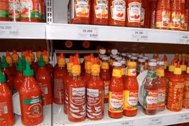 Sriracha được bày bán cùng các loại tương ớt khác của Việt Nam. (Nguồn: Los Angeles Times)