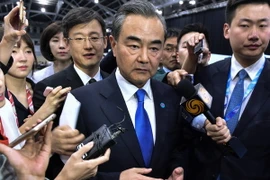 Bộ trưởng Ngoại giao Trung Quốc Vương Nghị (giữa) tại cuộc họp báo ở Singapore ngày 2/8. (Ảnh: AFP/TTXVN)