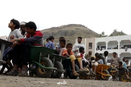 Người dân chờ đợi nhận lương thực cứu trợ tại trại tị nạn ở Sanaa, Yemen. (Ảnh: THX/TTXVN)