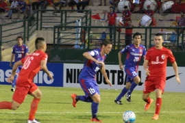Becamex Bình Dương (áo đỏ) bại trận trước FC Tokyo. (Ảnh: Hải Âu/TTXVN)