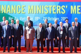 Thủ tướng Nguyễn Xuân Phúc và các Trưởng đoàn chụp ảnh chung. (Ảnh: Thống Nhất/TTXVN)