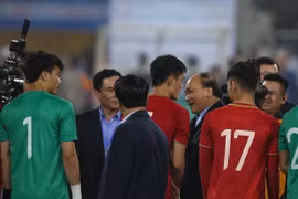 Các cầu thủ và ban huấn luyện U23 Việt Nam vui mừng sau trận đấu. (Ảnh: Trọng Đạt/TTXVN)