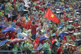 [Photo] Người hâm mộ đội mưa cổ vũ cho đội tuyển U23 Việt Nam
