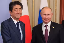 Tổng thống Nga Vladimir Putin và Thủ tướng Nhật Bản Shinzo Abe trong cuộc gặp gần đây. (Nguồn: TASS)