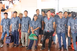Các ngư dân tại sân bay Soekarno Hatta, Indonesia trước khi về nước. (Ảnh: Đỗ Quyên/Vietnam+)
