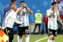 Sampaoli trao đổi với Messi trên sân. (Nguồn: AFP)