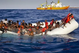 Người di cư được cứu trong chiến dịch cứu hộ trên biển Địa Trung Hải. (Nguồn: AP/TTXVN)