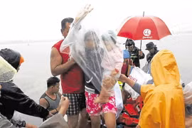 Sơ tán người dân khỏi vùng nguy hiểm. (Nguồn: inquirer.net)