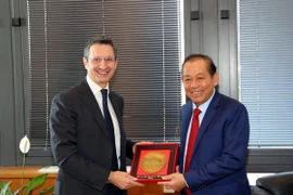 Phó Thủ tướng Thường trực Trương Hòa Bình tặng quà lưu niệm cho Thẩm phán Sebastiano Ardita. (Ảnh: Ngự Bình/TTXVN)