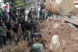 Binh sĩ Sri Lanka tìm kiếm các nạn nhân tại hiện trường vụ núi rác bị sập lở ở Colombo ngày 15/4. (Nguồn: AFP/TTXVN)