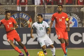 Indonesia (áo trắng) đánh bại Singapore 2-1 để vào bán kết AFF Cup 2016. (Nguồn: Affsuzukicup)