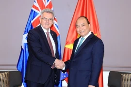 Thủ tướng Nguyễn Xuân Phúc tiếp ông Kim Sampson, Chủ tịch Hội Hữu nghị Australia-Việt Nam. (Ảnh: Thống Nhất/TTXVN)