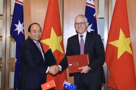 Thủ tướng Nguyễn Xuân Phúc và Thủ tướng Australia Malcolm Turnbull ký tuyên bố chung về thiết lập quan hệ Đối tác chiến lược Việt Nam-Australia. (Ảnh: Thống Nhất/TTXVN)