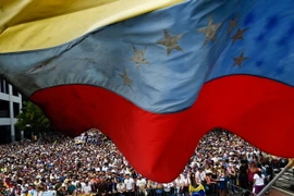 Những người ủng hộ lực lượng đối lập Venezuela tuần hành phản đối Chính phủ tại thủ đô Caracas ngày 23/1. (Ảnh: AFP/TTXVN)