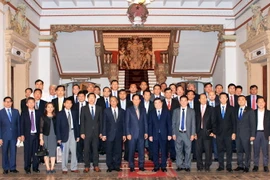 Ông Nguyễn Thành Phong cùng đoàn đại biểu cấp cao Đô thành Phnom Penh Campuchia sau buổi Hội đàm. (Ảnh: Xuân Khu/TTXVN)