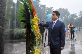 Đoàn đại biểu thành phố Hà Nội do ông Nguyễn Đức Chung, Chủ tịch Ủy ban Nhân dân thành phố Hà Nội dâng hoa tại tượng đài V.I. Lenin ở Vườn hoa Chi Lăng. (Ảnh: Minh Sơn/Vietnam+)
