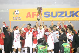 Đội tuyển Việt Nam trên bục vinh quang ở AFF Suzuki Cup 2008.