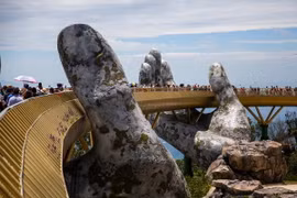 Cầu Vàng được hai bàn tay khổng lồ nâng đỡ nằm trên khu nghỉ dưỡng Bà Nà Hills ở Đà Nẵng. (Ảnh: Trọng Đạt/TTXVN)