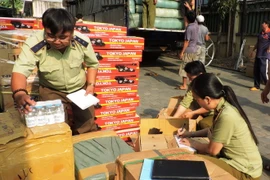 Lực lượng chức năng kiểm tra khối lượng hàng hóa trên xe. (Ảnh: Quang Thái/TTXVN)